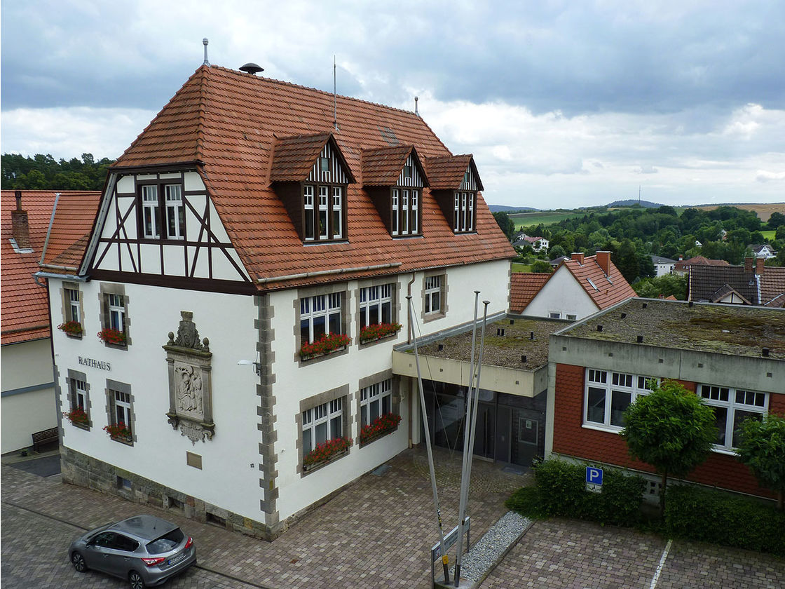 Entfernen der alten Schieferziegeln (Foto: Karl-Franz Thiede)
